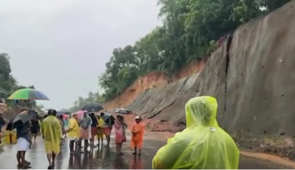 വടകര ദേശീയപാതയില്‍ സംരക്ഷണഭിത്തി തകര്‍ന്നു; വാഹനങ്ങള്‍ രക്ഷപ്പെട്ടത് തലനാരിഴക്ക്
