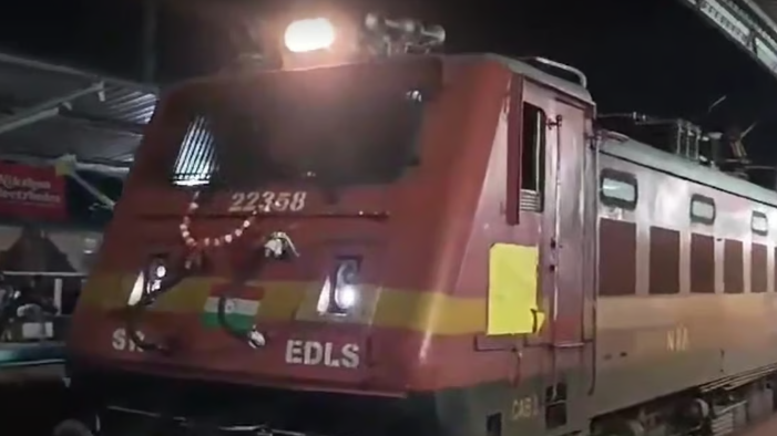 ഷൊര്‍ണൂര്‍ -കണ്ണൂര്‍ സ്‌പെഷലിന്‍റെ കന്നിയാത്ര, ആഘോഷമാക്കി നാട്ടുകാര്‍; ആവേശകരമായ സ്വീകരണം