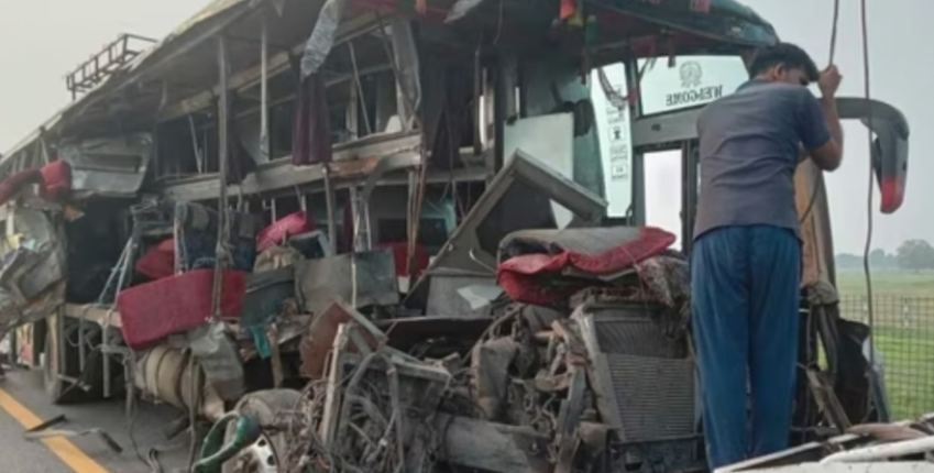 ബസ് ടാങ്കറുമായി കൂട്ടിയിടിച്ചു; 18 മരണം; മുപ്പതോളം പേർക്ക് പരുക്ക്