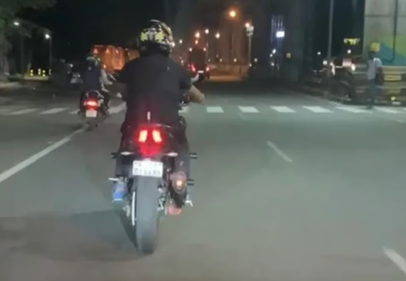 തീ തുപ്പുന്ന ബൈക്കുമായി അഭ്യാസം; യുവാവിന്റെ ലൈസന്‍സ് സസ്‌പെന്‍ഡ് ചെയ്തു