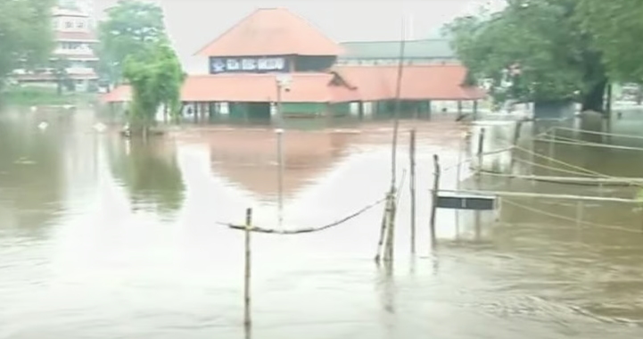 പെരിയാറിൽ ജലനിരപ്പുയർന്നു; ആലുവ ശിവക്ഷേത്രവും മണപ്പുറവും വെള്ളത്തിനടിയിൽ