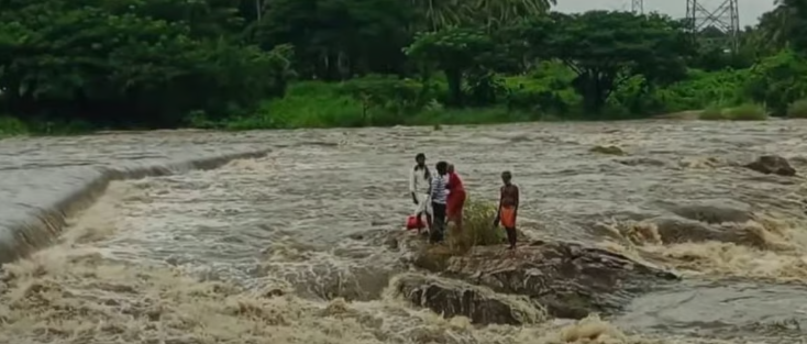 കുളിക്കാനിറങ്ങിയതിനു പിന്നാലെ ജലനിരപ്പ് ഉയര്‍ന്നു; ചിറ്റൂര്‍ പുഴയില്‍ നാലുപേര്‍ കുടുങ്ങി