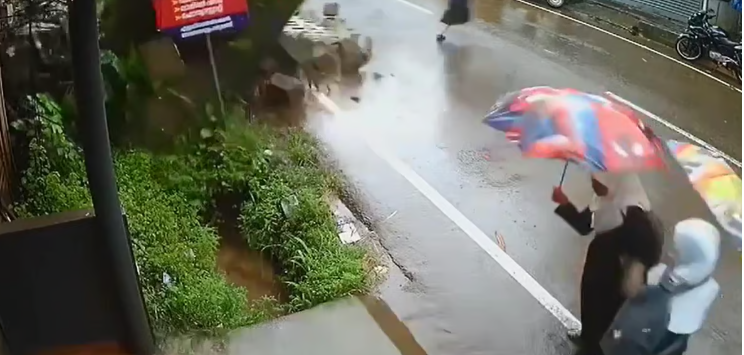 ‘ഒരു നിമിഷത്തിന്റെ ഭാഗ്യം’; മതില്‍ ഇടിഞ്ഞുവീണു, കുട്ടികള്‍ രക്ഷപ്പെട്ടത് തലനാരിഴയ്ക്ക്