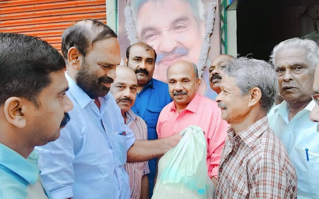ആറ്റിങ്ങലില്‍ ഉമ്മന്‍ചാണ്ടി അനുസ്മരണവും ഭക്ഷ്യകിറ്റ് വിതരണവും നടന്നു
