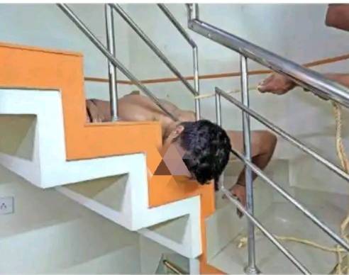ഗോവണിയിൽ വീണ ഗൃഹനാഥന്റെ തല കൈവരിയില്‍ കുടുങ്ങി