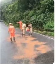 കെഎസ്‍ആര്‍ടിസി ബസിന്റെ ടാങ്ക് ചോർന്നു; ഡീസലിൽ വഴുക്കി നിരവധി ഇരുചക്ര വാഹനങ്ങൾ അപകടത്തിൽപ്പെട്ടു