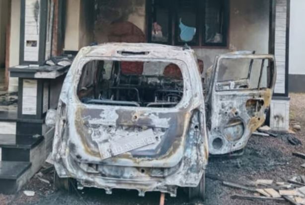 മലപ്പുറത്ത് 21 കാരന്‍ പിതാവിന്റെ കാര്‍ കത്തിച്ചു