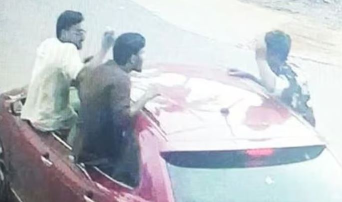 കാറിന്റെ ഡോറില്‍ ഇരുന്ന് യാത്ര; യുവാക്കള്‍ പിടിയില്‍