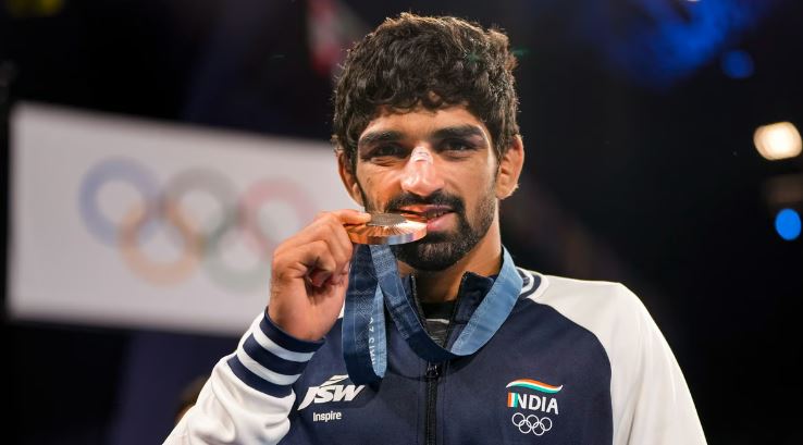 ഗുസ്തിയിലെ ഏക ആൺതരി, പ്രായം 21: ഗോദയിൽ തല ഉയർത്തി അമൻ സെഹ്റാവത്ത്; വെങ്കലം