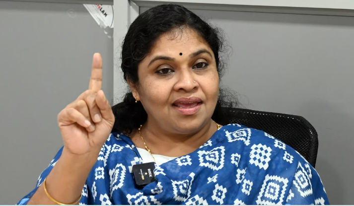 മുകേഷ് ഉത്തരവാദപ്പെട്ട എല്ലാ സ്ഥാനങ്ങളും ഒഴിഞ്ഞ് അന്വേഷണം നേരിടണം: നടി ഗായത്രി വര്‍ഷ