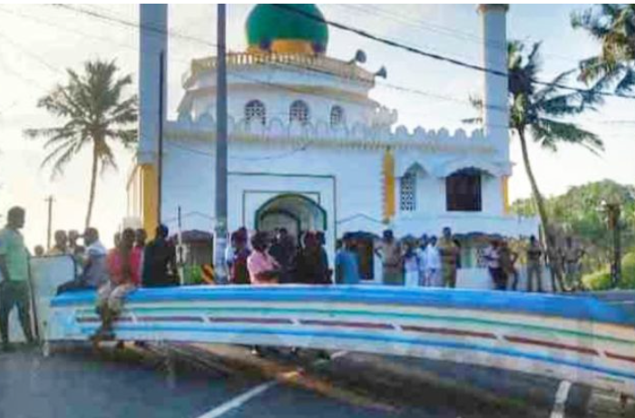 ദൂരപരിധി ലംഘനം: മത്സ്യത്തൊഴിലാളികൾ റോഡ് ഉപരോധിച്ചു.