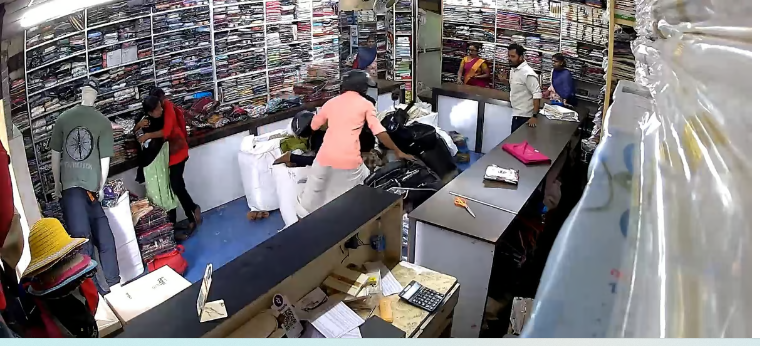 ‘കുട്ടി ആക്‌സിലറേറ്ററില്‍ കൈ വച്ചു’; ഹരിപ്പാട്ട് നിയന്ത്രണം വിട്ട സ്‌കൂട്ടര്‍ തുണിക്കടയിലേക്ക് ഇടിച്ചുകയറി