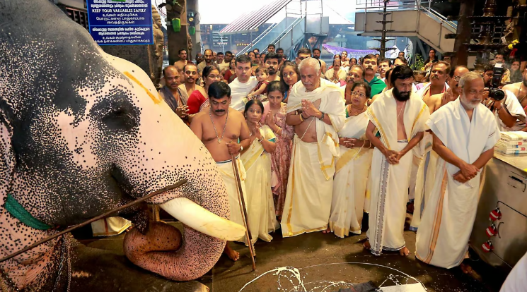 പത്തുലക്ഷം രൂപയുടെ വഴിപാട്; ഗുരുവായൂര്‍ ക്ഷേത്രത്തില്‍ ആനയെ പ്രതീകാത്മകമായി നടയിരുത്തി മൈസൂരു സ്വദേശി
