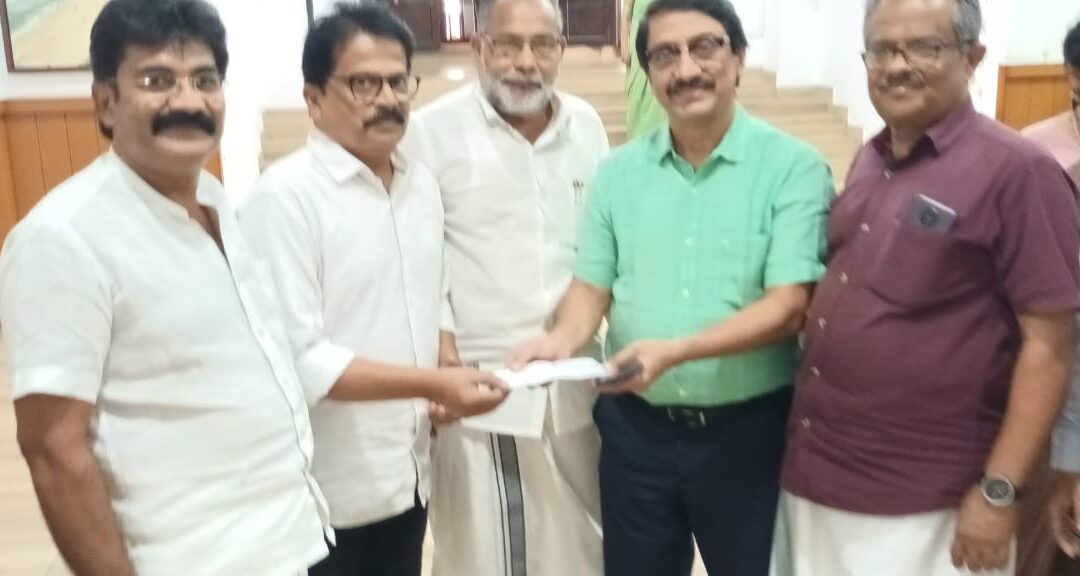 വയനാട് ദുരിത ബാധിതർക്കു റിലീഫ് ഫണ്ട്‌ കൈമാറി ആലംകോട് എൽ പി സ്കൂൾ വാട്സാപ് കൂട്ടായ്മ