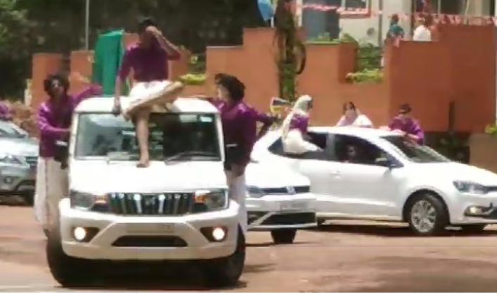 നടുറോഡില്‍ കാറിന് മുകളില്‍ നിന്ന് ഓണാഘോഷം; മൂന്ന് വിദ്യാര്‍ഥികളുടെ ലൈസന്‍സ് റദ്ദാക്കി