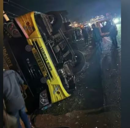 ബം​ഗളൂരുവിൽ നിന്ന് കേരളത്തിലേക്ക് വന്ന സ്വകാര്യ ബസ് നിയന്ത്രണംവിട്ട് മറിഞ്ഞു