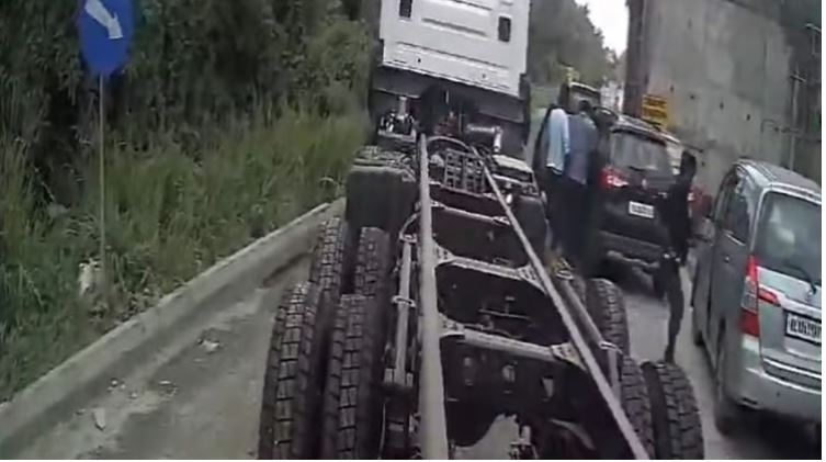 പട്ടാപ്പകല്‍ കാര്‍ തടഞ്ഞ് സ്വർണക്കവർച്ച; അന്വേഷണം ഊര്‍ജ്ജിതമാക്കി പൊലീസ്