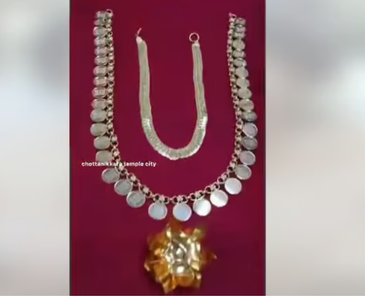 ചോറ്റാനിക്കര ക്ഷേത്രത്തില്‍ 129 പവന്‍ സ്വര്‍ണ ആഭരണങ്ങള്‍ വഴിപാടായി നല്‍കി