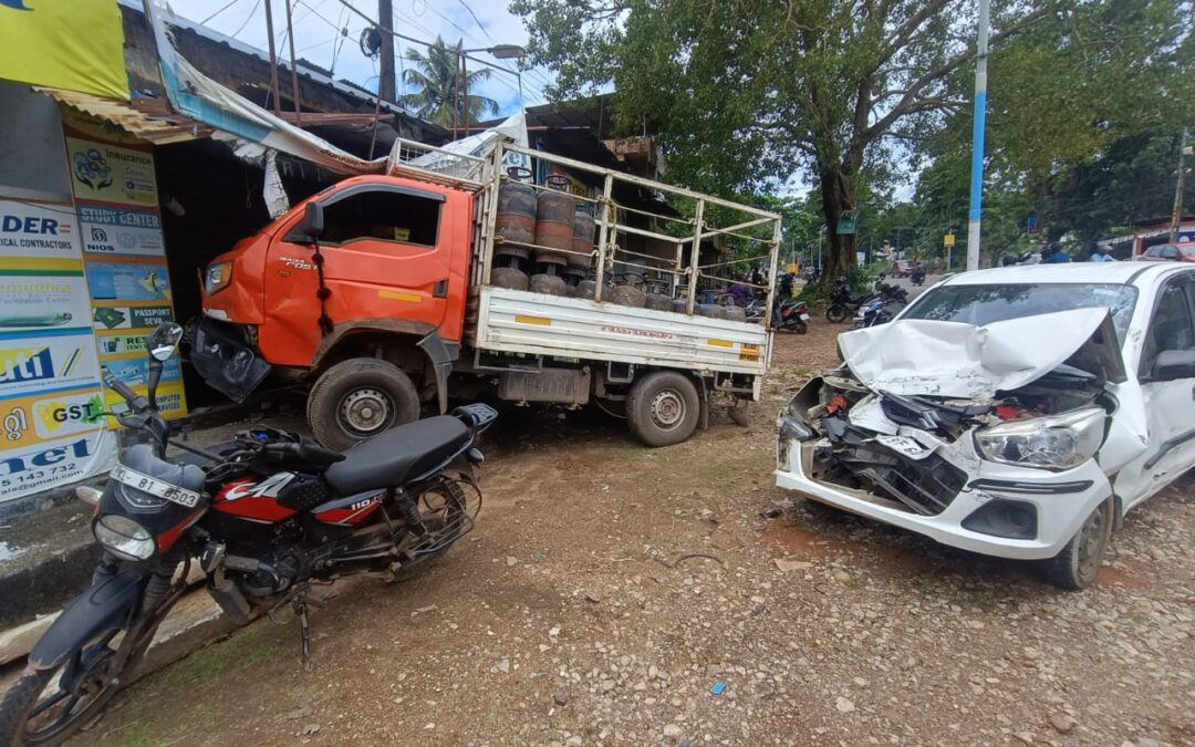 നിയന്ത്രണം വിട്ട ഗ്യാസ് സിലിണ്ടർ കയറ്റിയ പിക്കപ്പ് വാൻ കടയിലേക്ക് ഇടിച്ചു കയറി