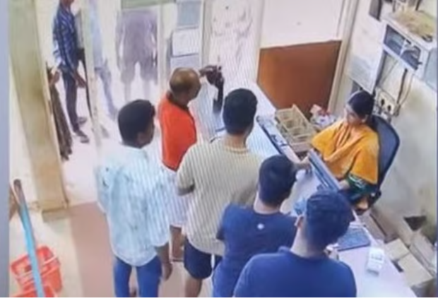 ബെവ്‌കോയില്‍ നിന്ന് പട്ടാപ്പകല്‍ കുപ്പിയെടുത്തോടി പൊലീസുകാരന്‍; പിടികൂടി ജീവനക്കാര്‍; അറസ്റ്റില്‍