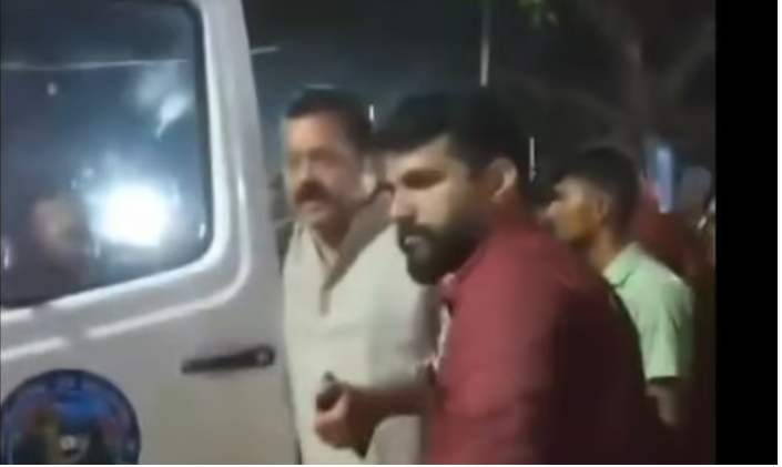 മോട്ടോര്‍ വാഹന ചട്ടത്തിന് എതിര്; സുരേഷ് ഗോപി ആംബുലന്‍സില്‍ പൂരപ്പറമ്പില്‍ എത്തിയതില്‍ പരാതി