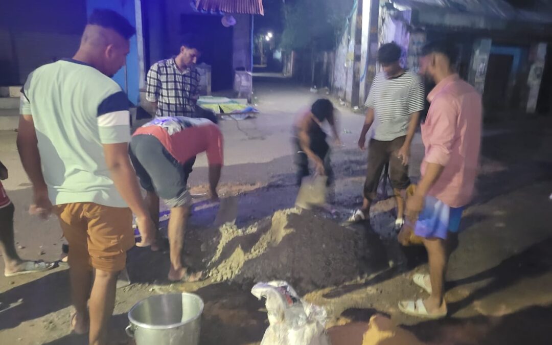 അപകടം നിറച്ച് റോഡിലെ കുഴി: ഒടുവിൽ യുവാക്കൾ ഇറങ്ങി അടച്ചു