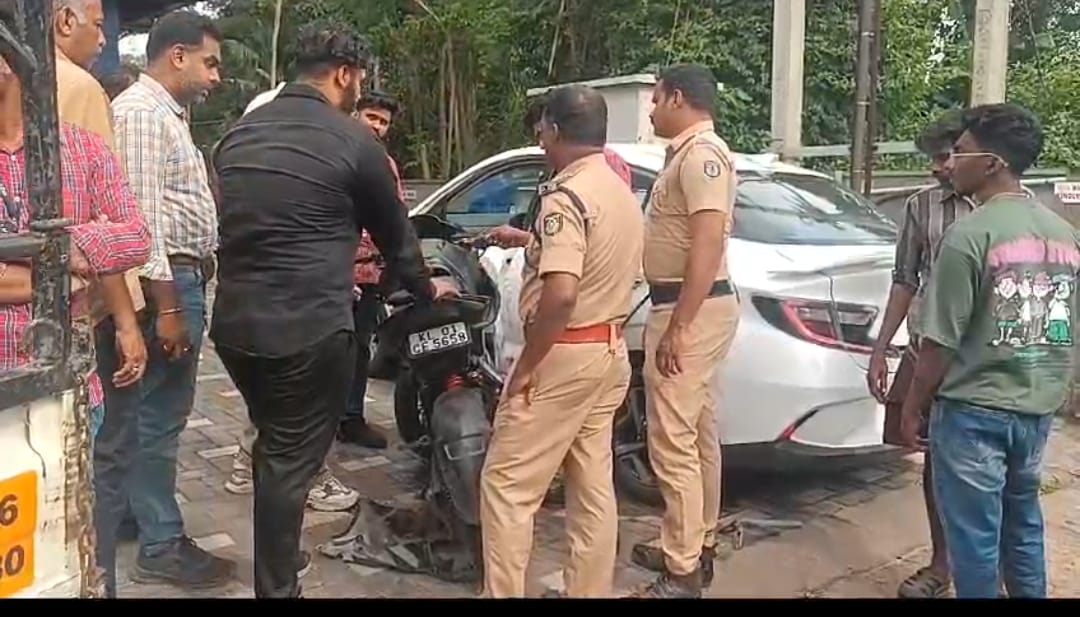 ആറ്റിങ്ങൽ മൂന്നു മുക്കിൽ കാറും ബൈക്കും കൂട്ടിയിടിച്ച് അപകടം