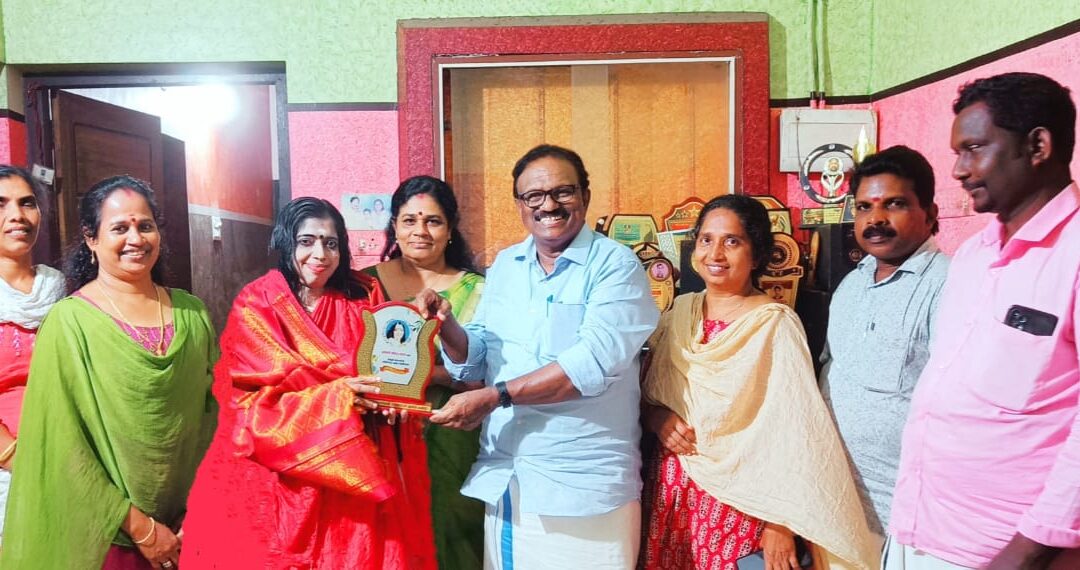 സ്റ്റേജ് വർക്കേഴ്സ് യൂണിയൻ്റെ നേതൃത്വത്തിൽ ബിന്ദു നന്ദനയെ ആദരിച്ചു