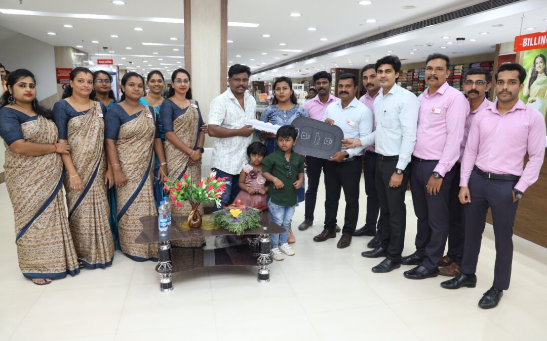 ആറ്റിങ്ങൽ കല്യാൺ സിൽക്ക്സിൽ നടന്ന ഞറുക്കെടുപ്പിൽ വിജയിയ്ക്ക് ഹുണ്ടായി  എസ്റ്റർ സമ്മാനമായി നൽകി