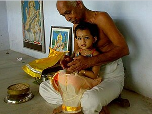 അക്ഷര ലോകത്തേക്ക് പിച്ചവച്ച് കുരുന്നുകൾ; ഇന്ന് വിദ്യാരംഭം