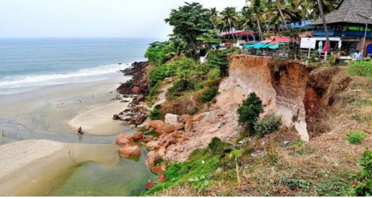 വർക്കല ക്ലിഫിൽ നിന്ന് താഴേക്കു വീണ് യുവാവിന് പരിക്ക്