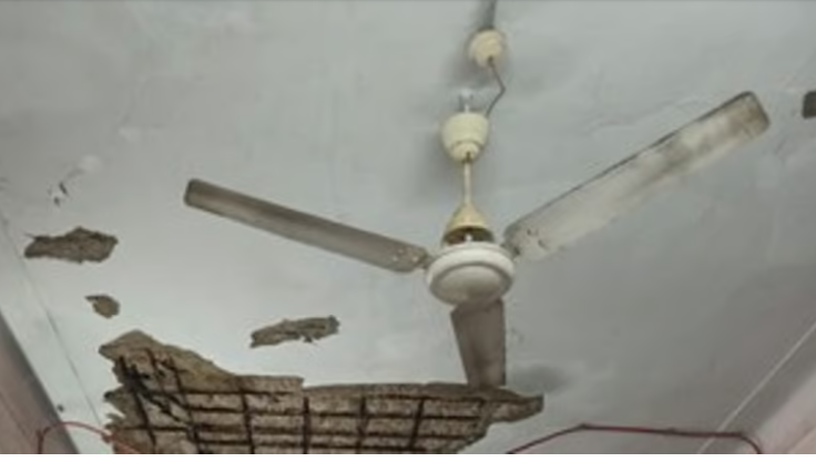 പനി ബാധിച്ചെത്തി; ആശുപത്രിയിലെ സീലിങ് ഫാൻ പൊട്ടിവീണ് യുവതിക്കും അമ്മയ്ക്കും പരിക്ക്