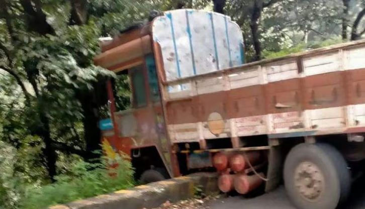 ഡ്രൈവര്‍ ചായ കുടിക്കാന്‍ ഇറങ്ങി, ലോറിയുമായി യുവാവ് മുങ്ങി