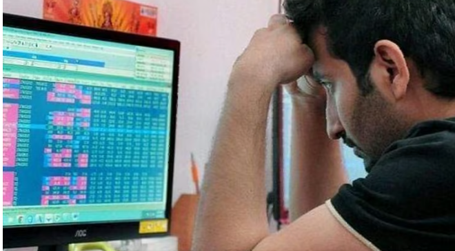 സെന്‍സെക്‌സ് 900 പോയിന്റ് താഴ്ന്നു; ബാങ്ക് ഓഹരികള്‍ ‘റെഡില്‍’