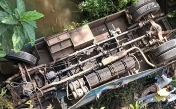 കെഎസ്ആര്‍ടിസി ബസ് പുഴയിലേക്ക് മറിഞ്ഞു
