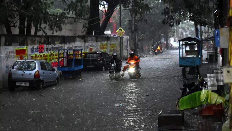 തമിഴ്‌നാട്ടില്‍ അതിശക്തമായ മഴ; സ്‌കൂളുകള്‍ക്കും കോളജുകള്‍ക്കും അവധി, വര്‍ക്ക് ഫ്രം ഹോമിന് നിര്‍ദേശം