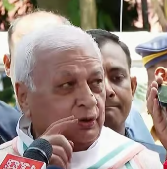 സ്വര്‍ണക്കടത്ത് രാജ്യദ്രോഹക്കുറ്റം, എന്തുകൊണ്ട് അറിയിച്ചില്ല?; മുഖ്യമന്ത്രിയുടെ വിശ്വാസ്യത നഷ്ടമായെന്ന് ഗവര്‍ണര്‍
