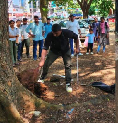 പൊത്തില്‍ പാമ്പിനെ തിരഞ്ഞപ്പോള്‍ കിട്ടിയത് സ്വര്‍ണമടങ്ങിയ പഴ്‌സ്