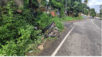 ഇരുചക്രവാഹനം നിയന്ത്രണം വിട്ട് ഓടയിലേക്ക് വീണ് യുവതിക്ക് പരിക്ക്
