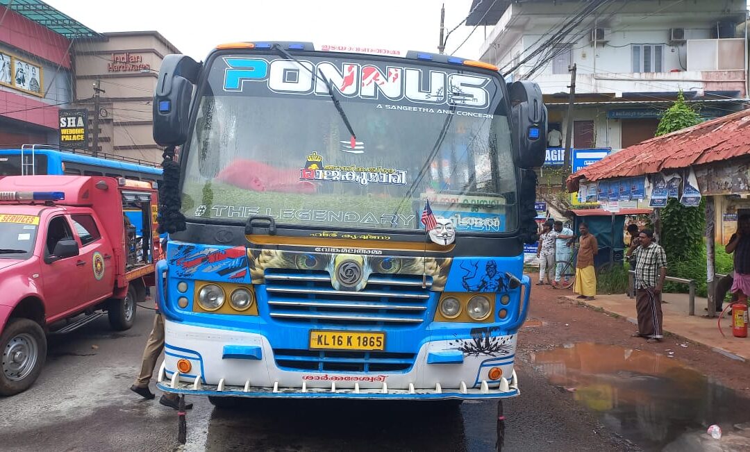 ബസിൽ നിന്ന് പുക ഉയർന്നു; ഡ്രൈവറുടെ സമയോചിതമായ ഇടപെടൽ മൂലം അപകടം ഒഴിവായി