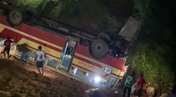 കെഎസ്ആർടിസി ബസ് തലകീഴായി മറിഞ്ഞു: 40 പേർക്ക് പരിക്ക്