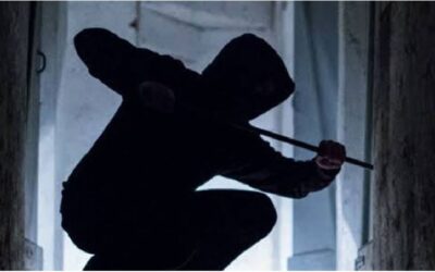 അടുക്കള വാതിലിൻ്റെ പൂട്ടുപൊളിച്ച് വീട്ടിൽക്കയറി ആഭരണങ്ങൾ കവർന്നു;പക്ഷെ അതെല്ലാം മുക്കുപ്പണ്ടങ്ങളെന്ന് വീട്ടുടമ