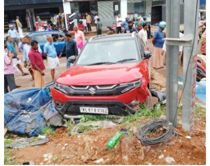 പാരിപ്പള്ളി മുക്കട ജങ്ഷനില്‍ കാര്‍ നിയന്ത്രണം വിട്ട് തെരുവോര കച്ചവടക്കാരുടെ ഇടയിലേക്ക് ഇടിച്ചു കയറി; നാല് പേര്‍ക്ക് പരിക്ക്.