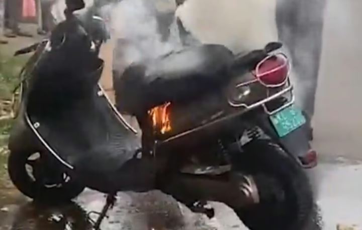 ഓടിക്കൊണ്ടിരിക്കെ ഇലക്ട്രിക് സ്‌കൂട്ടറിന് തീപിടിച്ചു; യുവതിയും കുട്ടിയും തലനാരിഴക്ക് രക്ഷപ്പെട്ടു