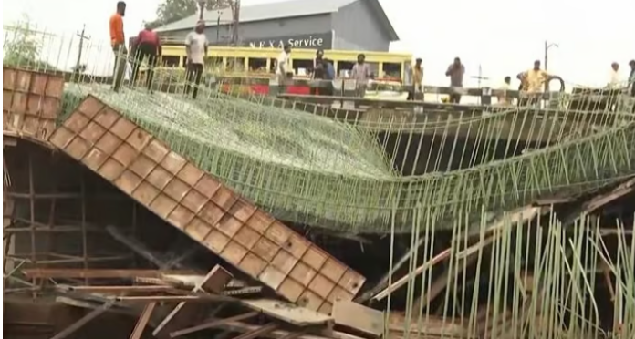 കൊല്ലം അയത്തിലില്‍ നിര്‍മ്മാണത്തിരുന്ന പാലം തകര്‍ന്നു വീണു; തൊഴിലാളികള്‍ അത്ഭുതകരമായി രക്ഷപ്പെട്ടു