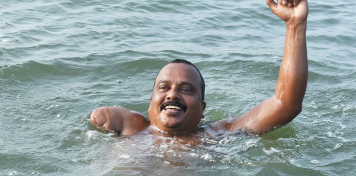ഭിന്നശേഷിക്കാരന്റെ സാഹസിക നീന്തല്‍ പ്രകടനം; കടപ്പുറത്ത് തടിച്ചു കൂടിയത് ‘ജനസാഗരം’