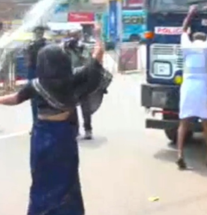 കളക്ടര്‍ അരുണ്‍ കെ. വിജയന്റെ രാജി ആവശ്യപ്പെട്ട് കളക്ട്രേറ്റിലേക്ക് കോണ്‍ഗ്രസ് മാര്‍ച്ച്