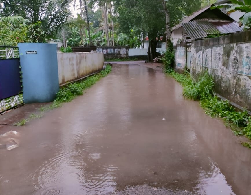 ആറ്റിങ്ങൽ തച്ചൂർക്കുന്ന് ആറാം വാർഡിലെ വെള്ളക്കെട്ട് മൂലം യാത്രക്കാർ ദുരിതത്തിൽ