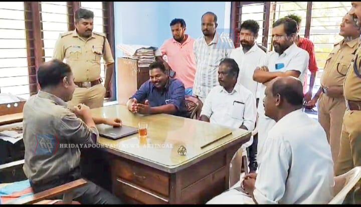 മുതലപ്പൊഴി ഹാർബർ എക്സിക്യൂട്ടീവ് എഞ്ചിനീയറെ ഉപരോധിച്ചു