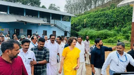 ഉപതിരഞ്ഞെടുപ്പ്; പോളിംഗ് 30 ശതമാനം കഴിഞ്ഞു, വിവിധ ബൂത്തുകൾ സന്ദർശിച്ച് പ്രിയങ്ക ഗാന്ധി